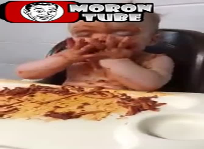 Video :When hunger strikes yet you're determined to eat nonetheless